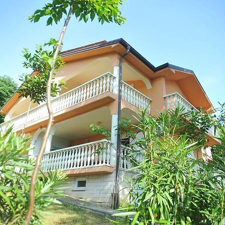 Apartments Viktorija Omišalj Стая снимка