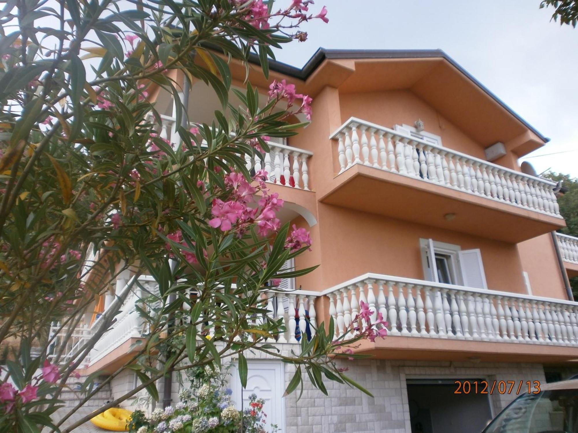 Apartments Viktorija Omišalj Екстериор снимка