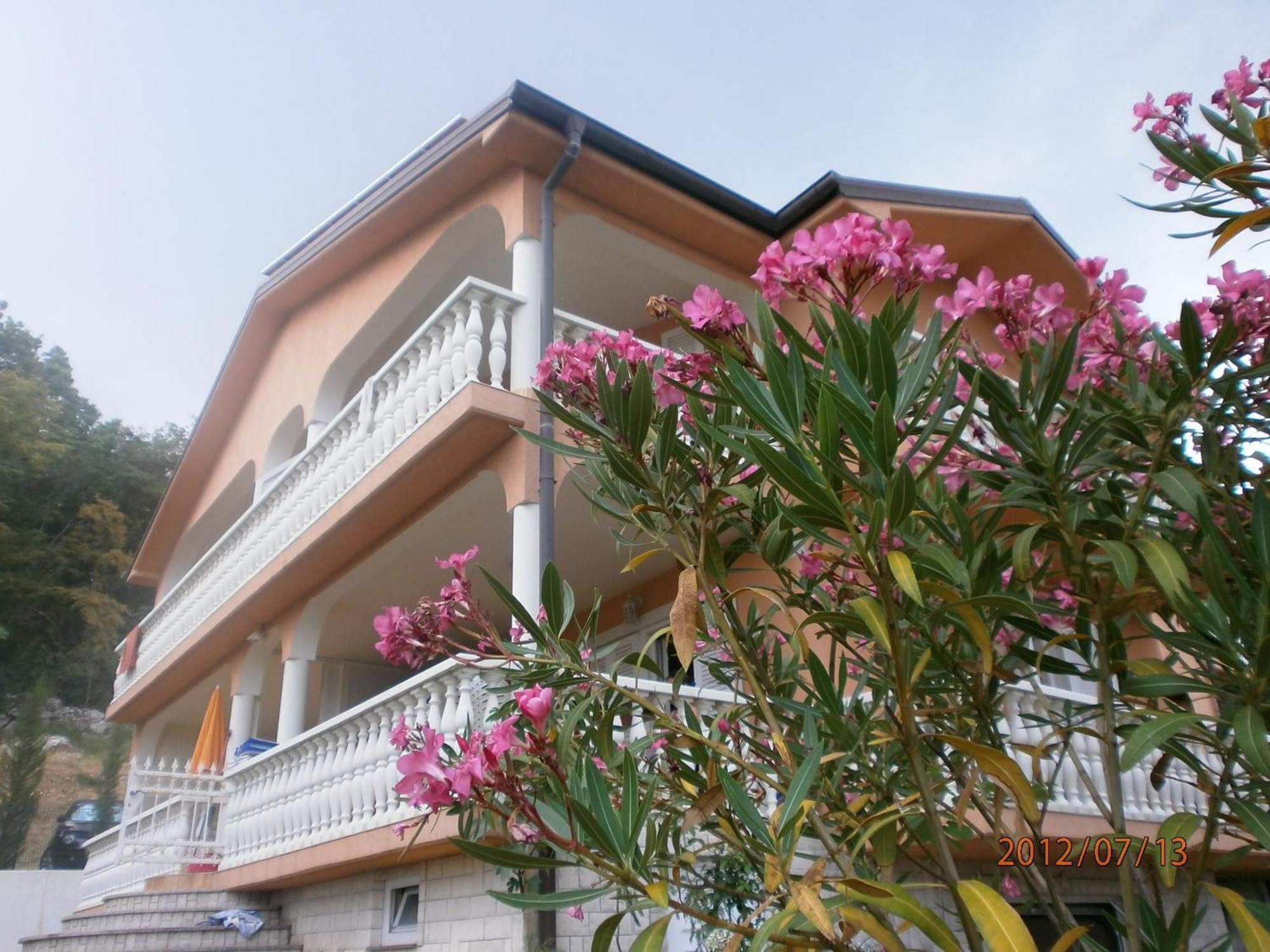 Apartments Viktorija Omišalj Екстериор снимка