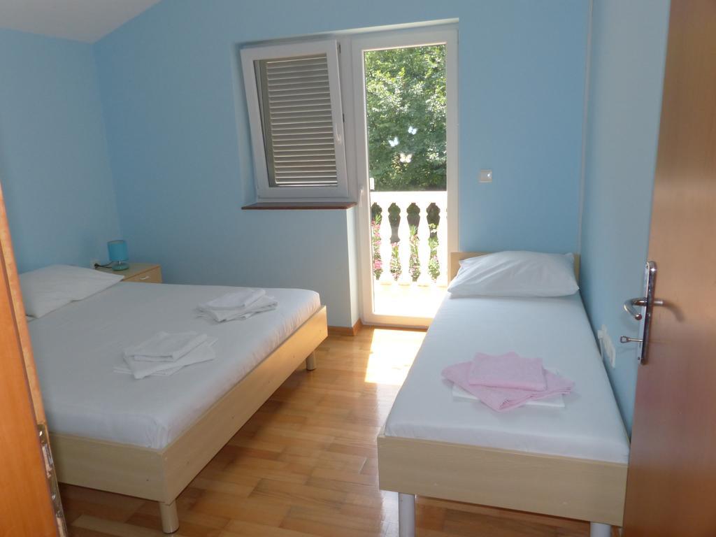 Apartments Viktorija Omišalj Екстериор снимка