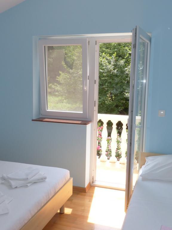 Apartments Viktorija Omišalj Екстериор снимка