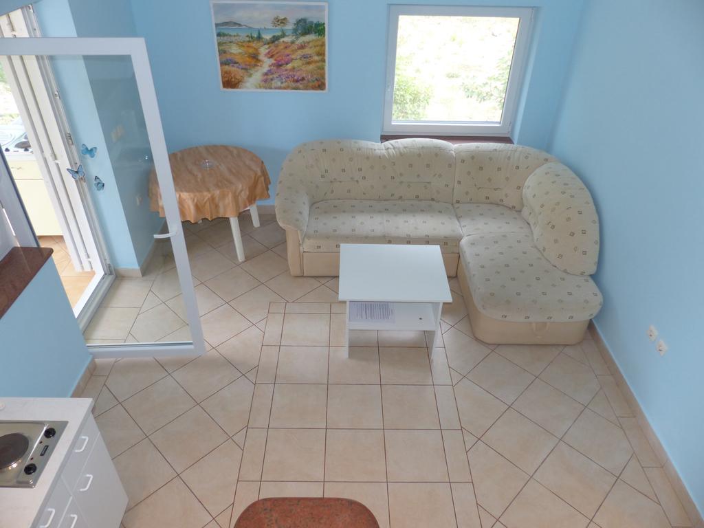 Apartments Viktorija Omišalj Екстериор снимка