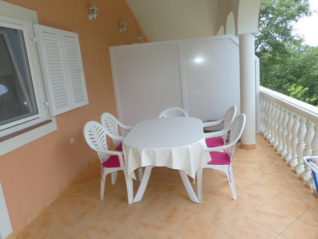 Apartments Viktorija Omišalj Екстериор снимка