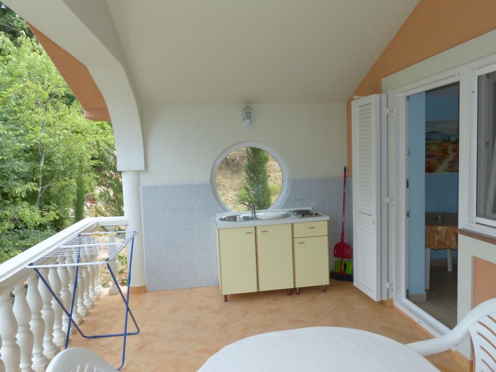 Apartments Viktorija Omišalj Екстериор снимка