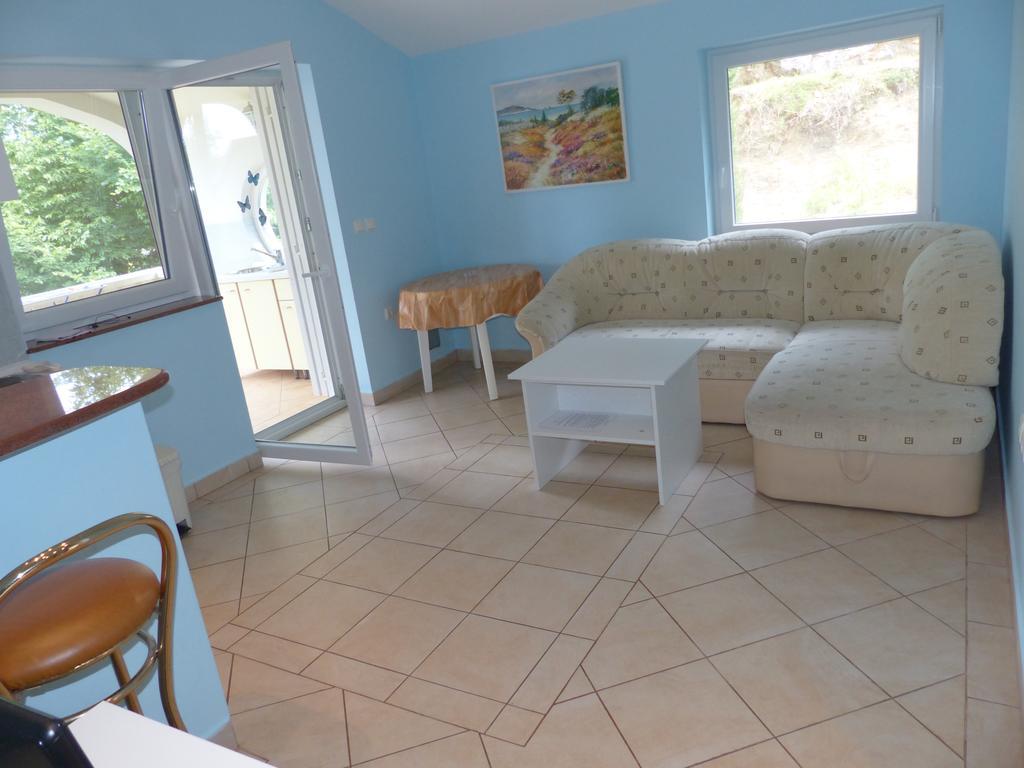 Apartments Viktorija Omišalj Екстериор снимка