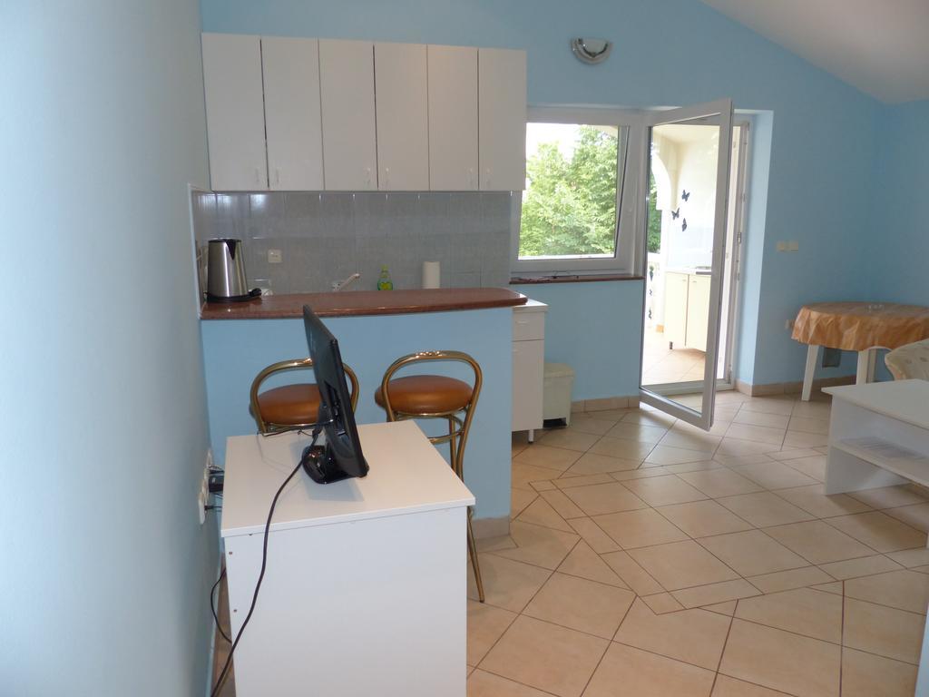Apartments Viktorija Omišalj Екстериор снимка