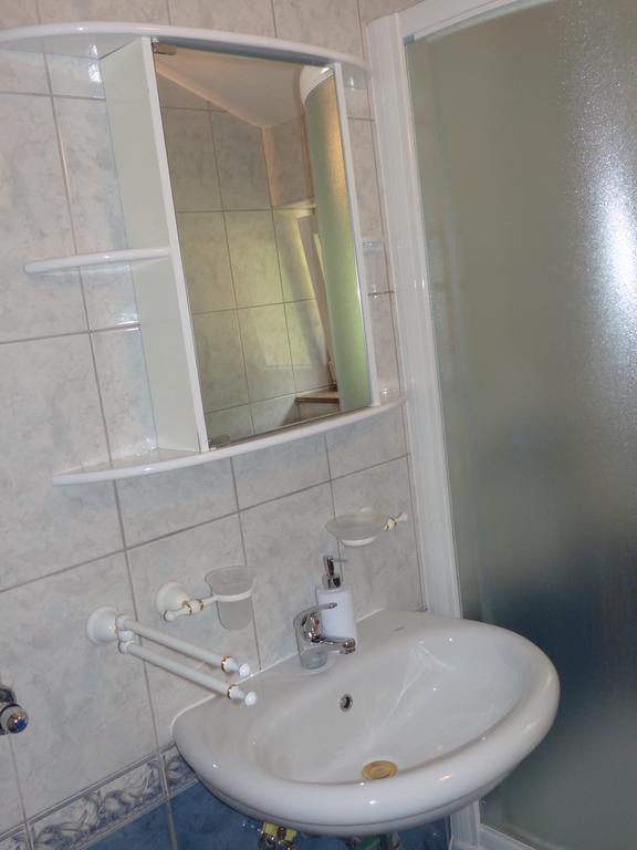 Apartments Viktorija Omišalj Екстериор снимка